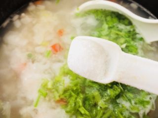 19、蔬菜虾仁粥（2-3人份）,粥熟了之后加入芹菜末和适量盐，如果没有添加过盐的可不加盐。干贝也有咸味。