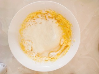 6、迷你水果塔,加入粉类翻拌均匀