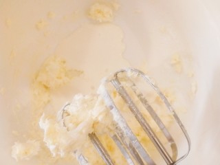 10、迷你水果塔,分次加入淡奶油搅打均匀