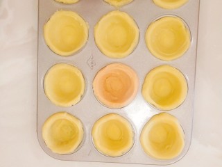 12、迷你水果塔,烤箱预热160度,塔皮整形,放入预热好的烤箱中层烤20分钟即可,