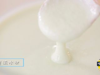 5、宝宝不爱吃辅食的时候，我们偶尔也得给宝宝,搅拌均匀后呈流水状态。