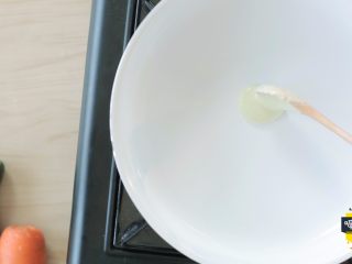 6、宝宝不爱吃辅食的时候，我们偶尔也得给宝宝,舀一勺面糊到锅内。