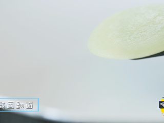 7、宝宝不爱吃辅食的时候，我们偶尔也得给宝宝,底部凝固后翻面。