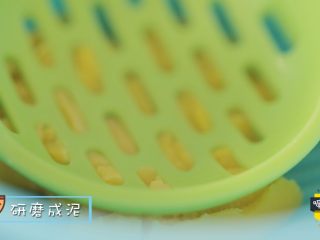 8、宝宝不爱吃辅食的时候，我们偶尔也得给宝宝,熟鸡蛋去掉蛋白，取出蛋黄，研磨成泥。