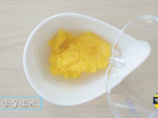 9、宝宝不爱吃辅食的时候，我们偶尔也得给宝宝,倒入少许温开水。