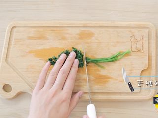 12、宝宝不爱吃辅食的时候，我们偶尔也得给宝宝,去梗后将菠菜叶切碎。