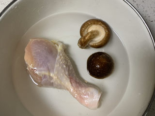 1、鸡腿炖香菇,准备鸡腿香菇