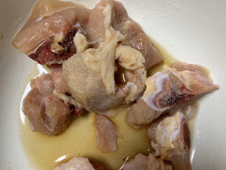 5、鸡腿炖香菇,鸡腿用料酒盐盐20分钟