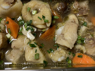 10、鸡腿炖香菇,撒上葱花