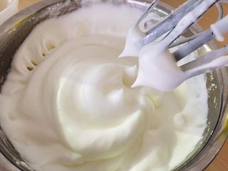9、菠菜戚风蛋糕,蛋白分三次加入白糖打发好。