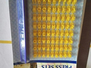 3、母亲节爱心饼干,准备好字模，将需要的字模剪下来。