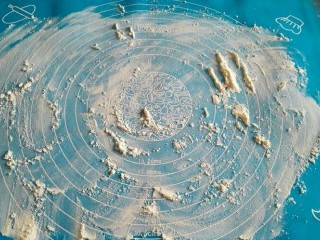 11、母亲节爱心饼干,硅胶垫上面撒一点干粉。