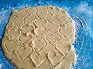 13、母亲节爱心饼干,用爱心模具按压好。