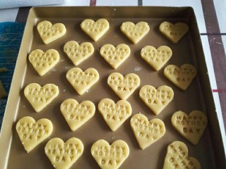 14、母亲节爱心饼干,放入烤盘。