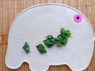 1、【宝宝辅食】干贝菠菜粥,焯好的菠菜切小段，宝宝如果小，菠菜要切的更碎一些哦