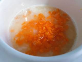 4、【宝宝辅食】干贝菠菜粥,再放入胡萝卜继续熬制半小时