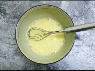 2、抹茶千层蛋糕,搅打至糖粉看不到的状态