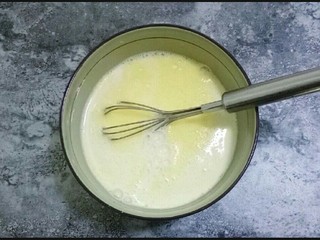 3、抹茶千层蛋糕,加入淡奶油和牛奶搅拌均匀