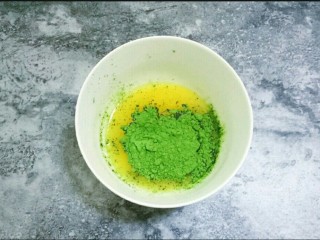 4、抹茶千层蛋糕,黄油隔水融化，加入抹茶粉，用刮刀搅拌均匀