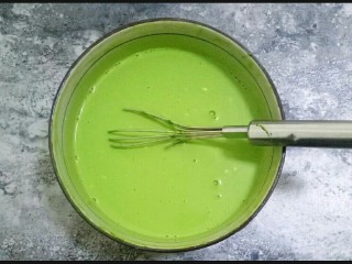 6、抹茶千层蛋糕,加入黄油抹茶液体，搅拌均匀