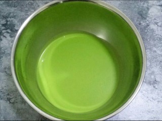 7、抹茶千层蛋糕,将面糊过筛，盖上保鲜膜，冰箱冷藏30分钟