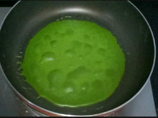 9、抹茶千层蛋糕,小火加热至面糊凝固，起泡泡就可以了，先给锅底降温，在烙下一张皮