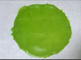 10、抹茶千层蛋糕,烙好的皮放在油纸上备用，依次烙完剩余的面糊，