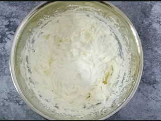 12、抹茶千层蛋糕,淡奶油加入细砂糖打发