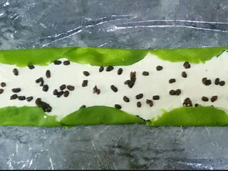 13、抹茶千层蛋糕,将饼皮重叠放好，抹上淡奶油，撒适量蜜豆