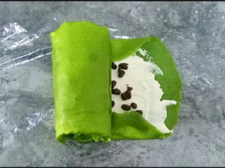 14、抹茶千层蛋糕,卷起来，卷好放入冰箱冷藏2小时以上