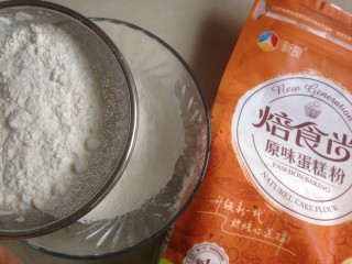 1、4寸可可蛋糕,面粉过筛备用