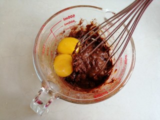 5、4寸可可蛋糕,蛋黄倒入,拌匀