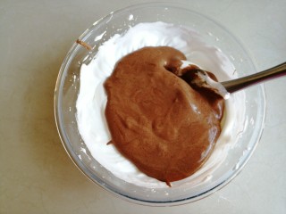 10、4寸可可蛋糕,将拌好的蛋糕糊倒入剩余的蛋白霜里,用同样的翻拌手法拌均匀