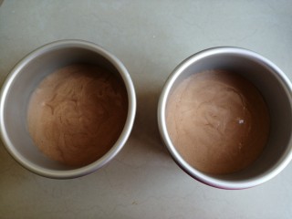 12、4寸可可蛋糕,分别倒入两个4寸的阳极活底蛋糕模具里,在桌面上震出气泡