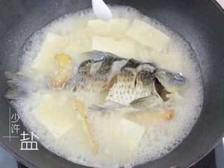7、鲫鱼豆腐汤，艾佳人月子餐第二周食谱,开锅后炖制约十分钟后出锅