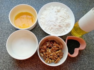 1、芝麻核桃一口酥,准备好食材,泡打粉和小苏打直接和低筋面粉混合均匀,糖和盐放在一起了。