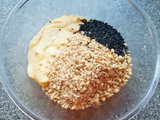6、芝麻核桃一口酥,加入核桃碎和黑芝麻。