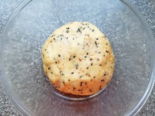 7、芝麻核桃一口酥,带上一次性手套抓捏成团。