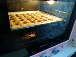 12、芝麻核桃一口酥,上下管160度烤22-25分钟。