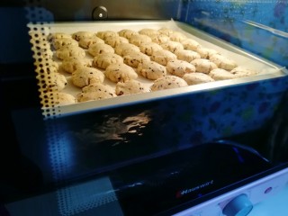 13、芝麻核桃一口酥,烤了10分钟的时候,一口酥开始变色变大了。