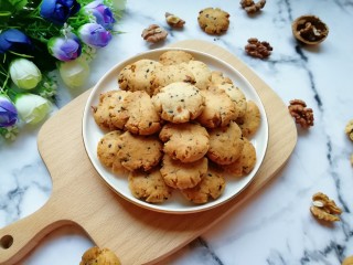 16、芝麻核桃一口酥,一口一个。