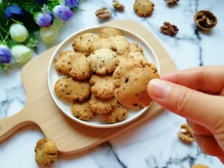 19、芝麻核桃一口酥,看看,小小的。