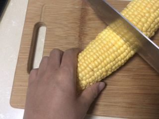 1、黄金玉米饼,准备半个玉米