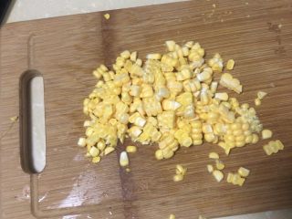 2、黄金玉米饼,把玉米粒切下来，分散开