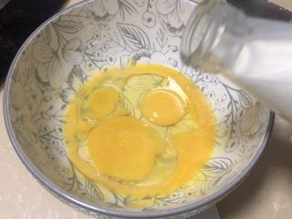 3、黄金玉米饼,大碗里打三个鸡蛋