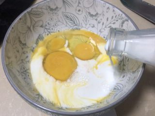 4、黄金玉米饼,130g牛奶（可以替换同等分量的水，也可以牛奶和水各一半，根据自己口味选择，建议全脂牛奶味道更香）