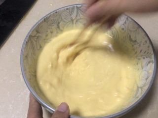 7、黄金玉米饼,搅拌均匀