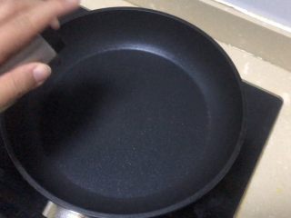 8、黄金玉米饼,不粘锅加热后用喷油壶喷一点油