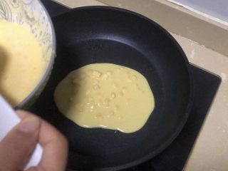 9、黄金玉米饼,两勺玉米糊放入锅中摊平