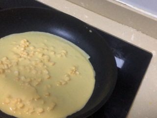 10、黄金玉米饼,稍微拿起锅子转一下就均匀了